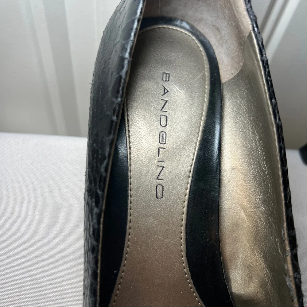 Bandolino Women’s Black Textured Pointy Toe Heels Y2K 8M with 2.5 in‎ heel